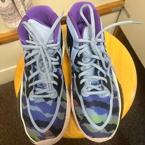 Nike Youth Sz 6.5 Kyrie Irving Infinity Shoes